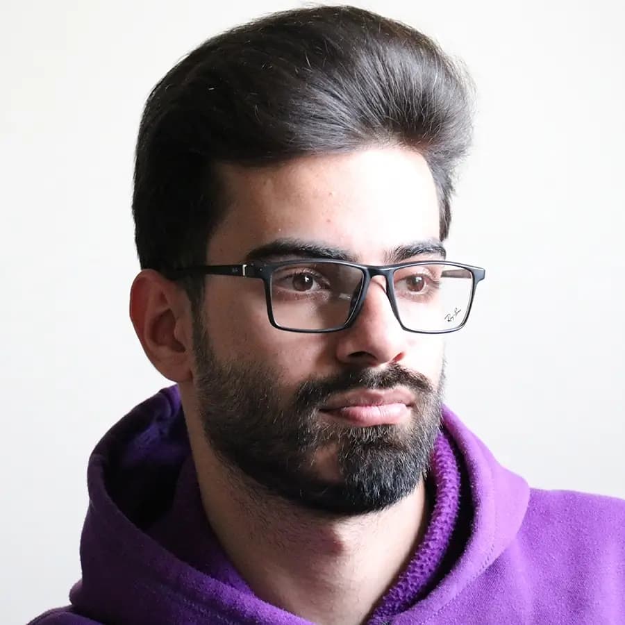 عینک طبی 5 کاوره با فریم مستطیلی باریک، رنگ مشکی مات، از جنس کائوچو و دسته فنردار مدل 12149 — تصویر ۲