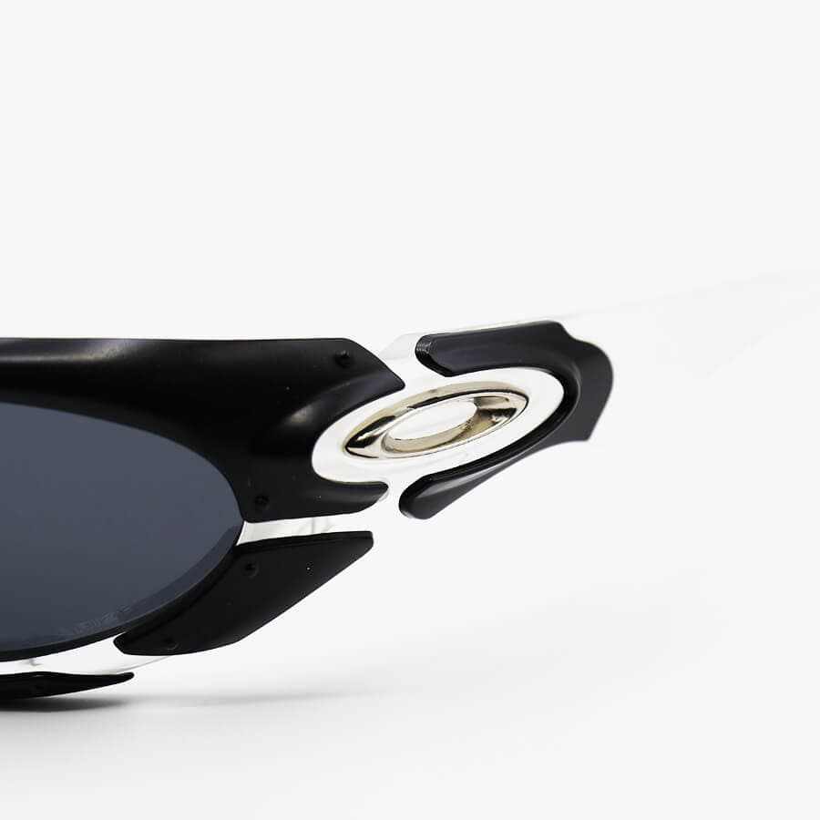 عینک آفتابی OAKLEY با فریم رنگ مشکی و شفاف، لنز پلاریزه و دودی تیره به همراه پک اصلی مدل 9367 — تصویر ۶