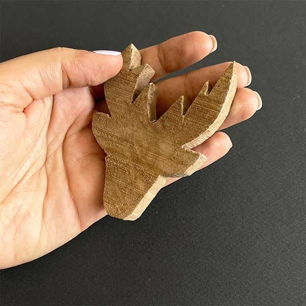چوب پیکر تراشی دوربری شده گردو مدل سر گوزن طول 8 سانتی متر — تصویر ۲