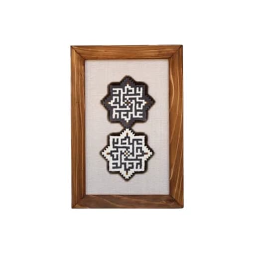 تابلو فرش ذکر علی-دو ستاره ایرانی-طرح دستباف نقش برجسته 1500 شانه-قاب چوبی 20در29سانت عمودی افقی-فرش گیفت کد 102826