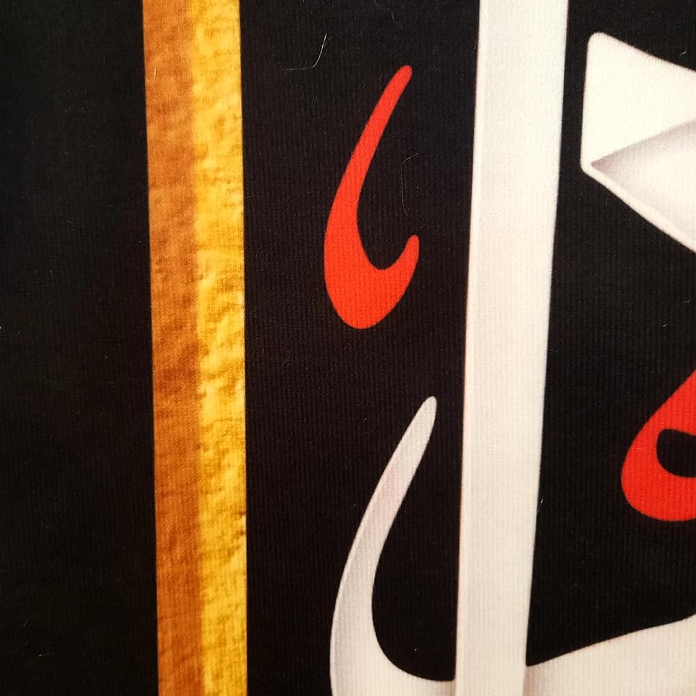 کتیبه مخمل با شعار علی بن الحسین السجاد السلام علیک و علی ابائک الطاهرین عمودی تک عددی — تصویر ۲