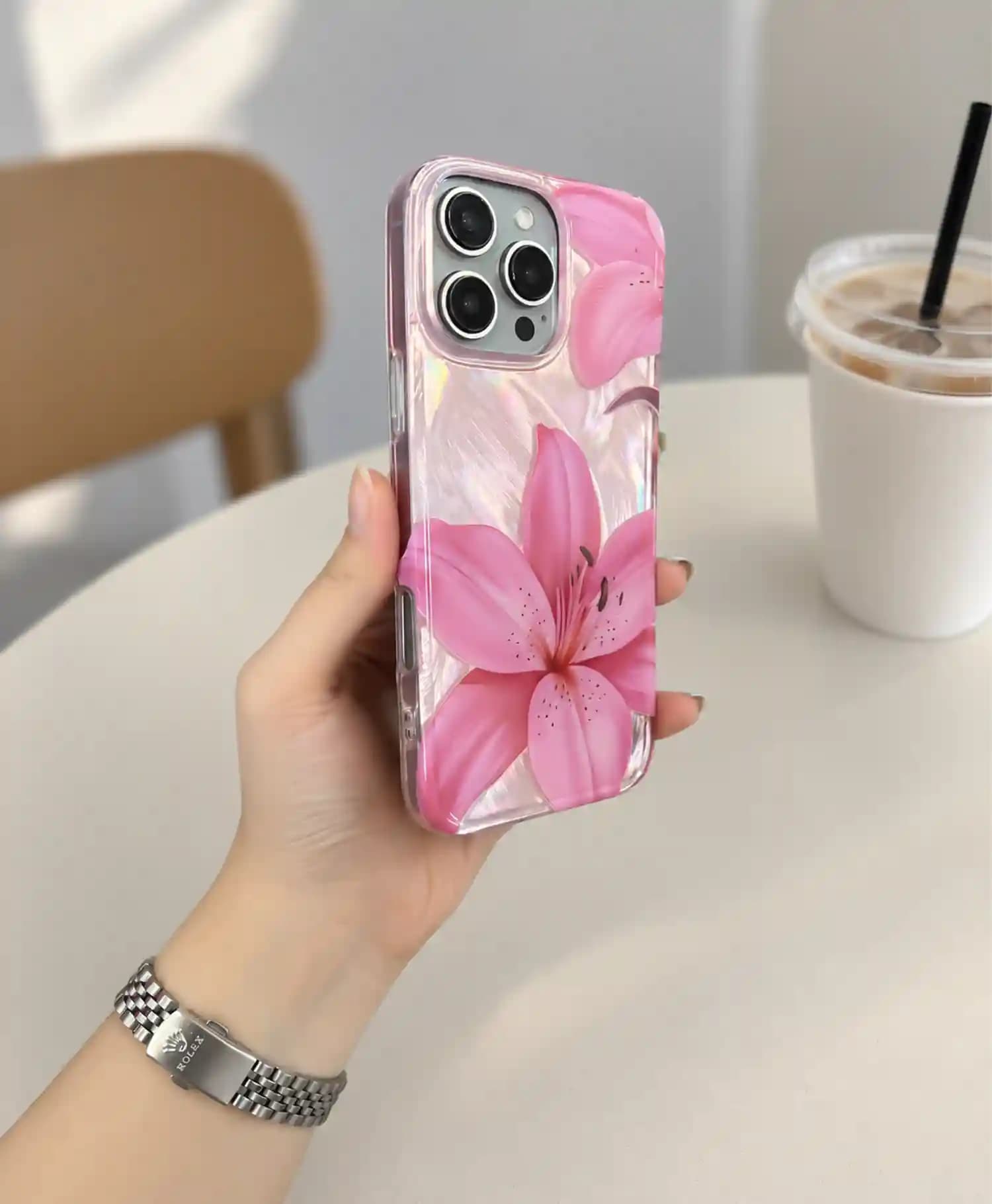قاب هولوگرامی طرح براش لیلیوم گوشی موبایل Iphone 16 Pro Max — تصویر ۲