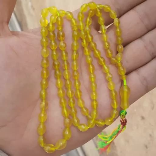تسبیح شاه مقصود افغان با رنگ زرد زعفرانی سایز تاجری تراش دقیق و منظم با تضمین اصالت | تسبیح سنگی | سنگ طبیعی | تسبیح مذهبی | تسبیح مالاکیت | تسبیح لاجورد | تسبیح یاقوت | تسبیح کلکسیونی عتی — تصویر ۲