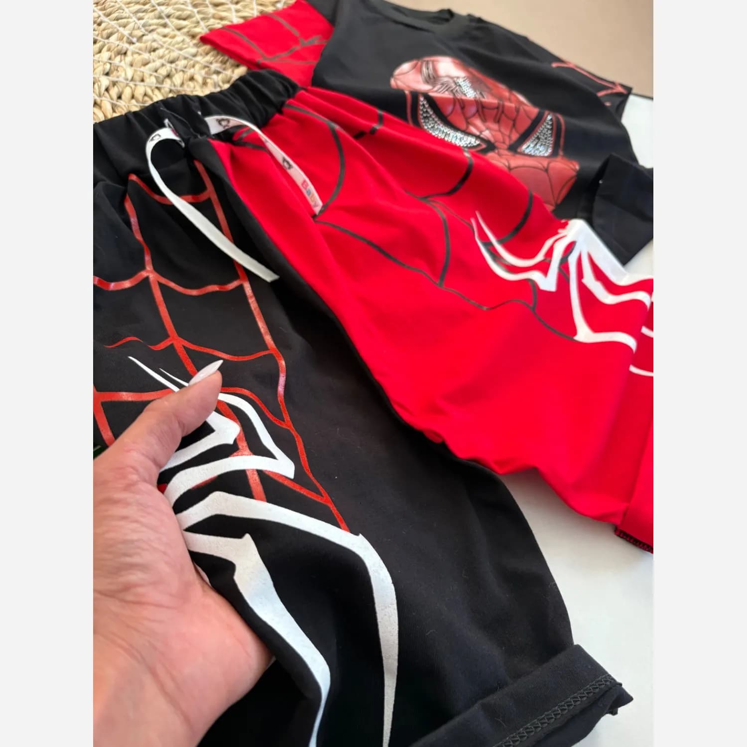ست تیشرت و شلوارک پسرانه طرح مرد عنکبوتی جنس نخ پنبه مناسب 2 تا 7 سال — تصویر ۵