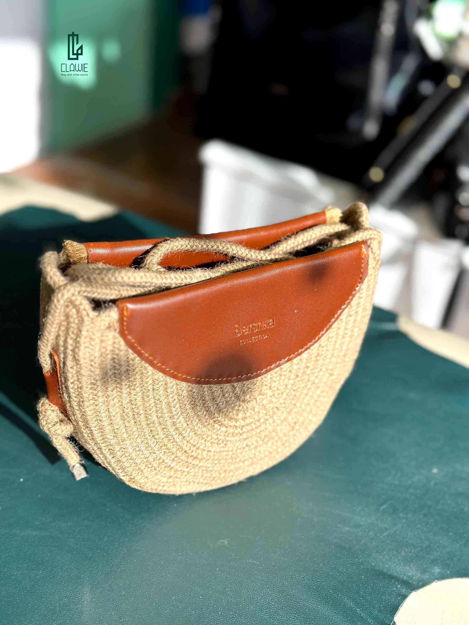 👝 کیف پاسپورتی کنفی : BERSHKA_04 — تصویر ۳
