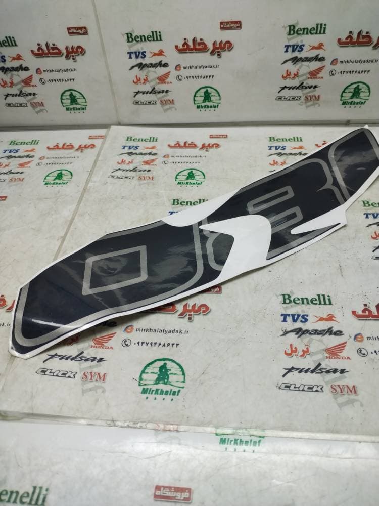 ارم (برچسب) 180 روی اسپایلر (قاب کاور فلاپ) زیر انجین موتور بنلی 180 اصلی (L)