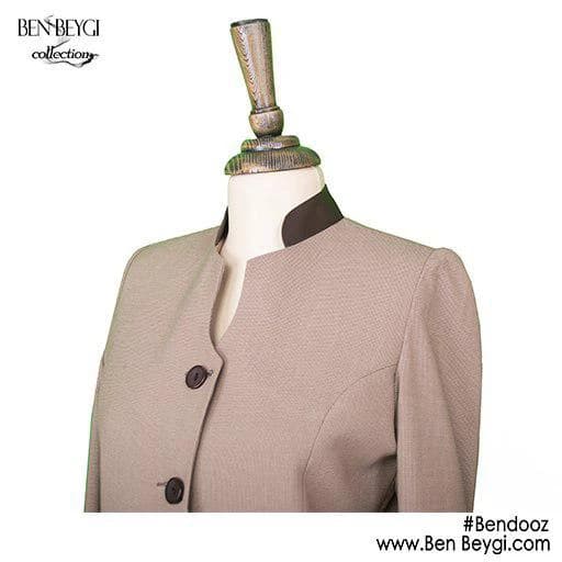مانتو اداری کرم یقه ایستاده پارچه فیونا کد 3902 — تصویر ۲