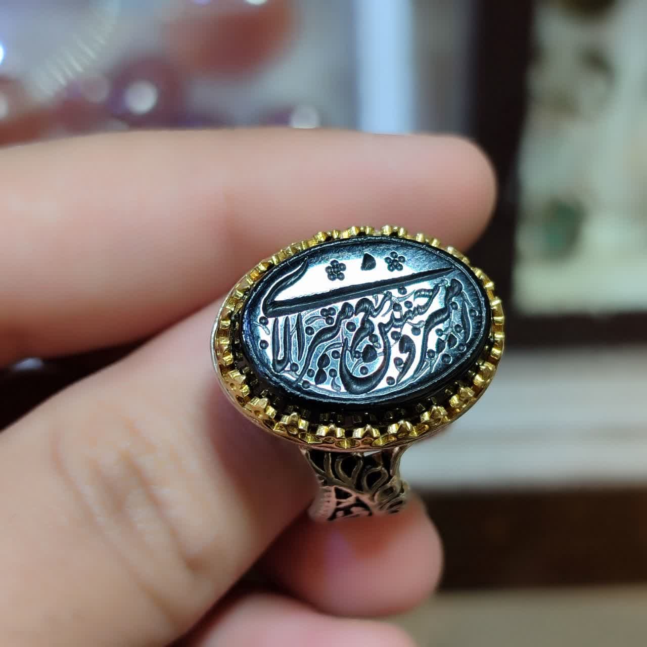 انگشتر نقره عقیق مشکی حکاکی امیری حسین ونعم الامیر – رکاب تاج برنجی کد 3895