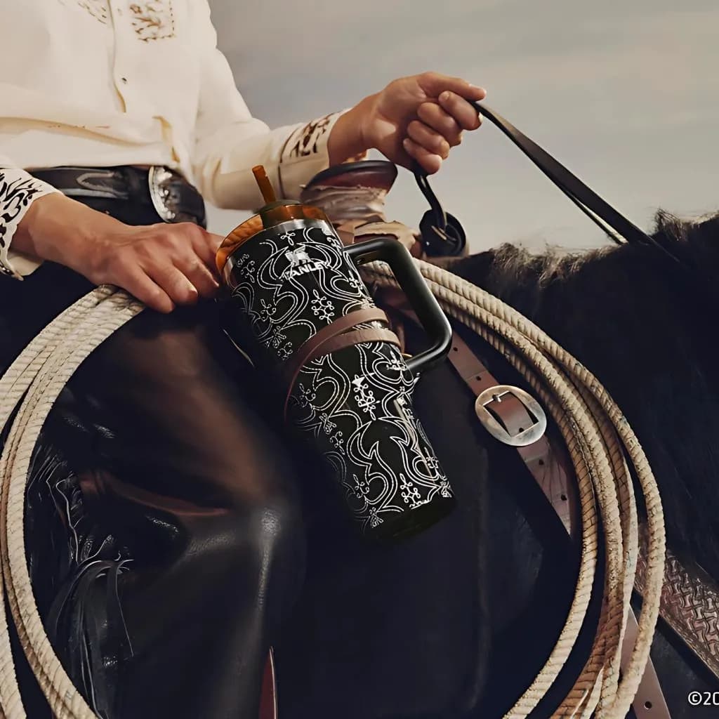 ماگ اورجینال استنلی و باربی طرح Western KEN مدل Quencher گنجایش 40oz کد M317 — تصویر ۴
