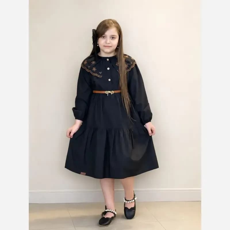 پیراهن دخترانه مشکی یقه گلدوزی شده با کمربند چرم مناسب 6 تا 12 سال — تصویر ۳