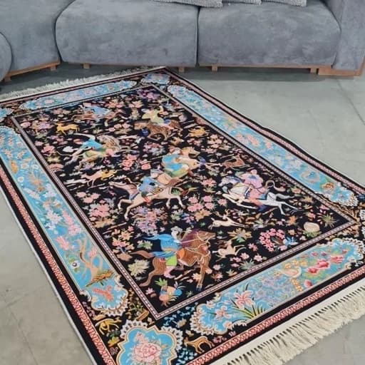 فرش ماشینی چاپی | فرشینه مخمل طرح شکارگاه زمینه مشکی 05(پس کرایه)