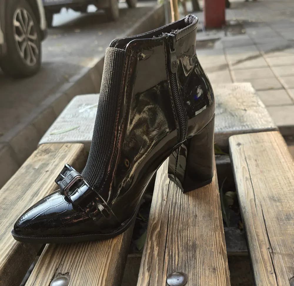 نیمبوت پاشنهدار زنانه مشکی براق MIU — تصویر ۲
