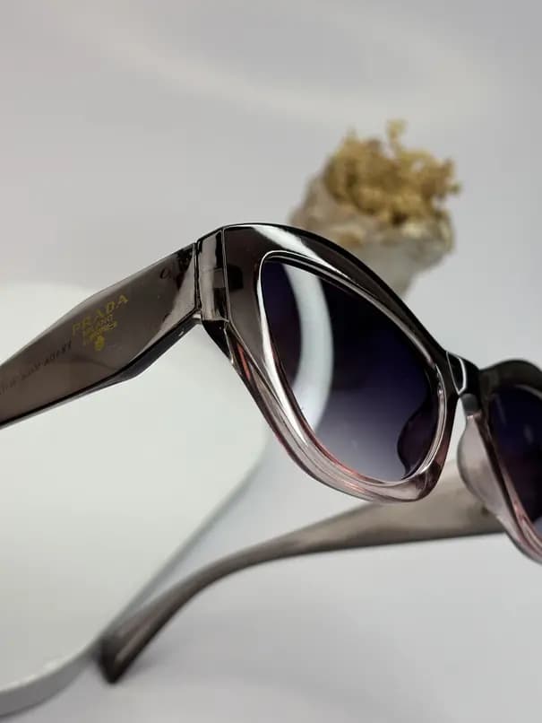 عینک آفتابی اورجینال prada یووی 400 فریم کائوچو خاکستری — تصویر ۲