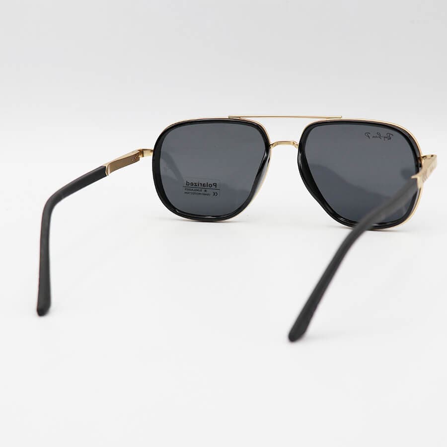 عینک آفتابی Ray-Ban با فریم مشکی و طلایی، شکل چند ضلعی، دسته فنری و لنز دودی تیره و پلاریزه مدل P9004 — تصویر ۳