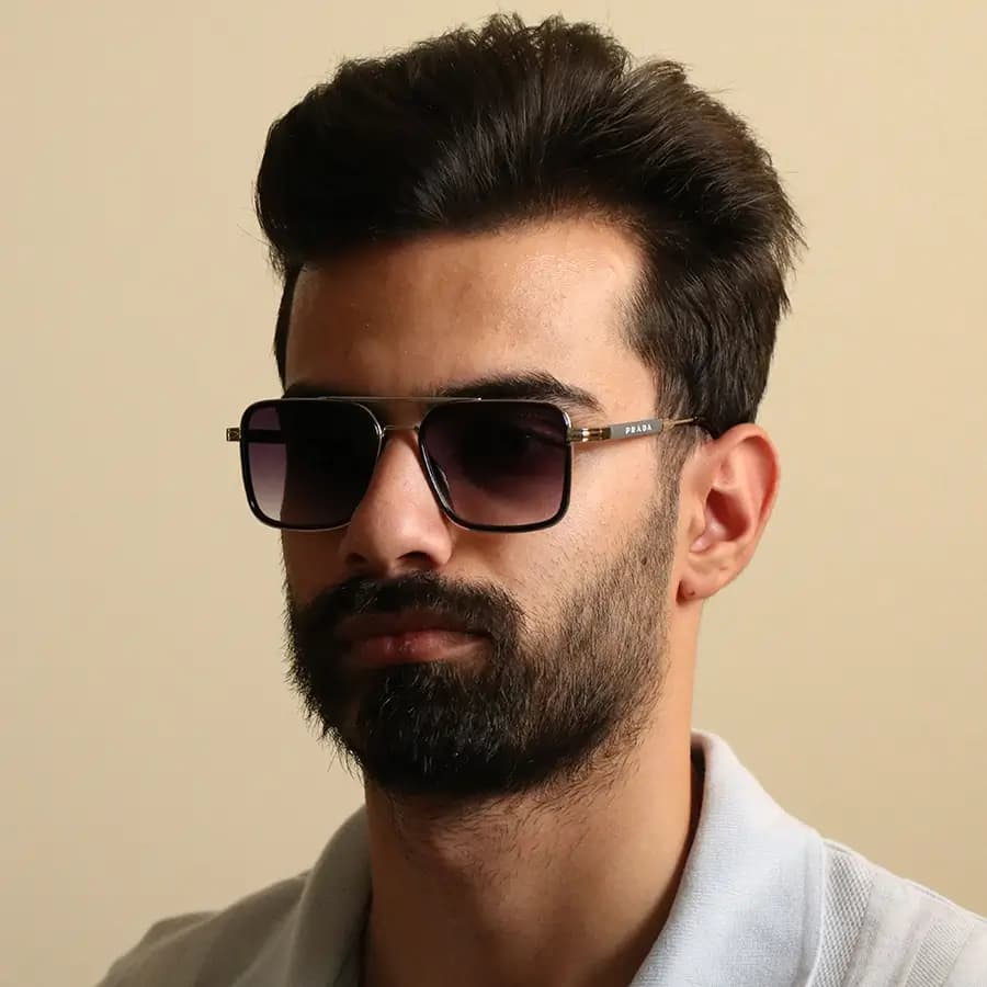 عینک آفتابی پرادا با فریم مربعی شکل، رنگ مشکی و طلایی و عدسی آبی سایه روشن مدل PR2001 — تصویر ۲
