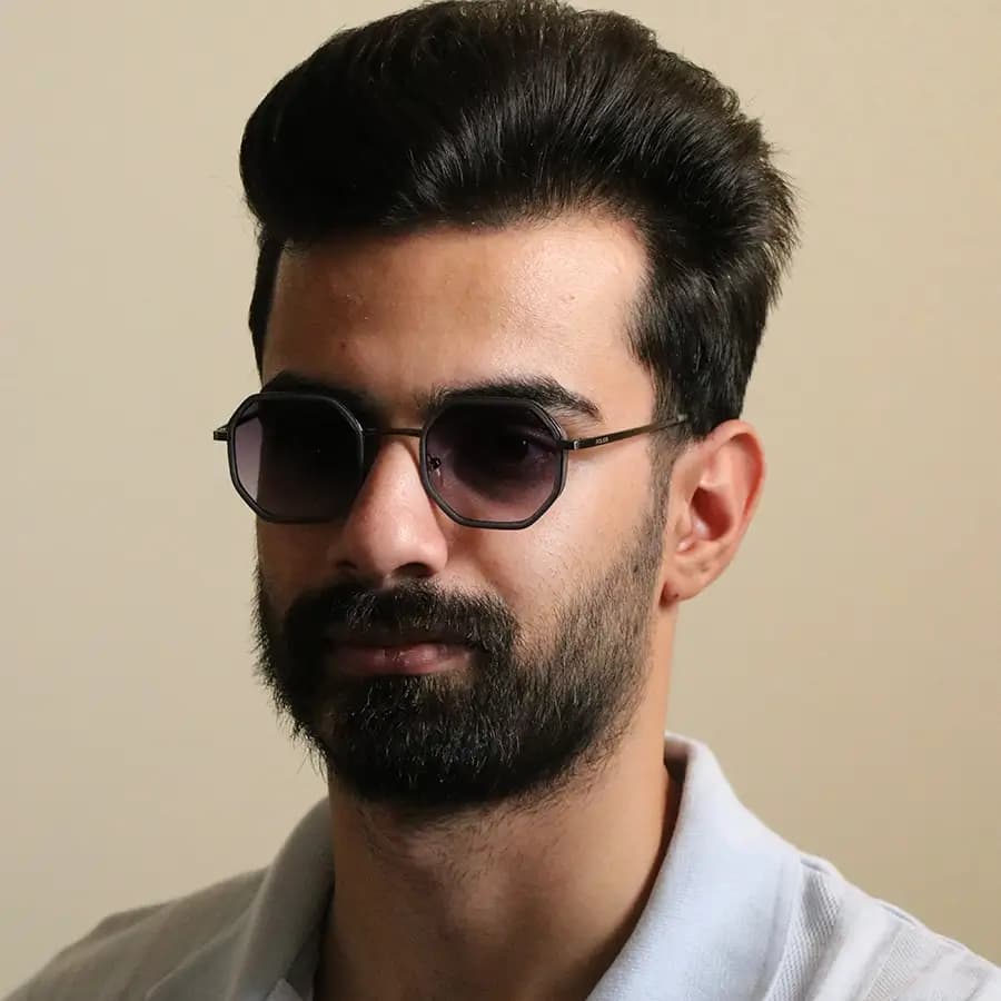 عینک آفتابی پلیس با فریم نقرهای رنگ، شکل چند ضلعی و عدسی دودی سایه روشن مدل 8387 — تصویر ۲