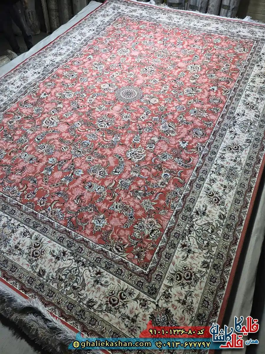 فرش کلاسیک 1200 شانه طرح افشان نگارین رنگ صورتی کاشان — تصویر ۲