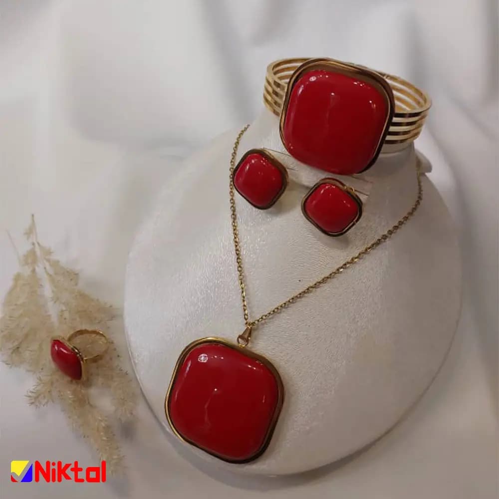 سرویس طرح مربع ژوپینگ | دارای گوشوارهای میخی و زنجیر فلامینگو — تصویر ۲