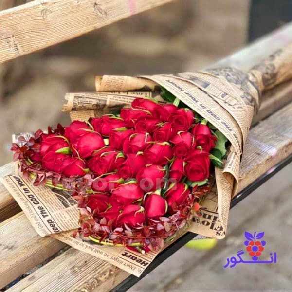 دسته گل رز قرمز 30 شاخه با کاغذ روزنامهای — تصویر ۲