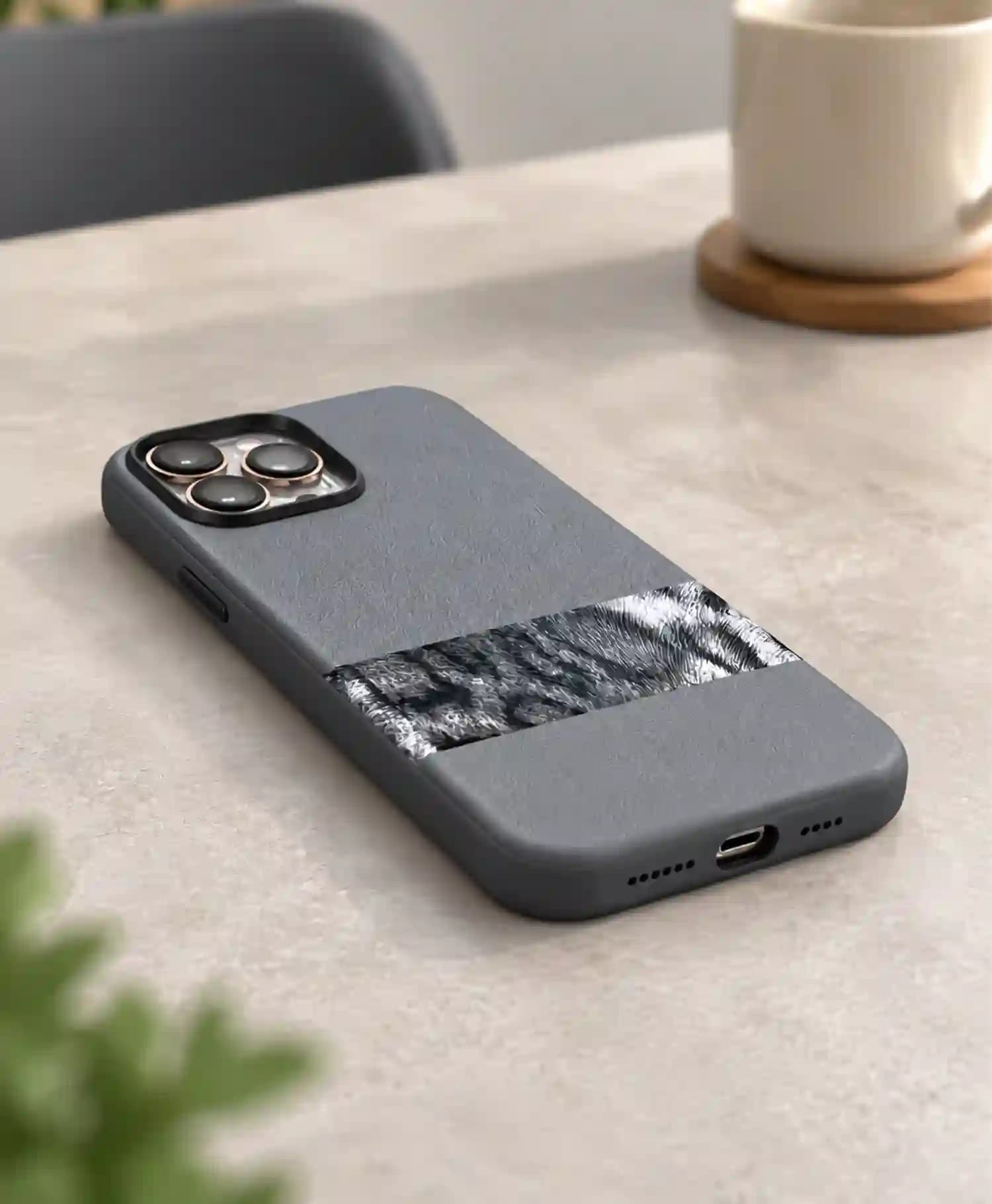 قاب چرمی مدل Shuck up طرح پلنگی گوشی موبایل Iphone 13 Pro Max — تصویر ۳