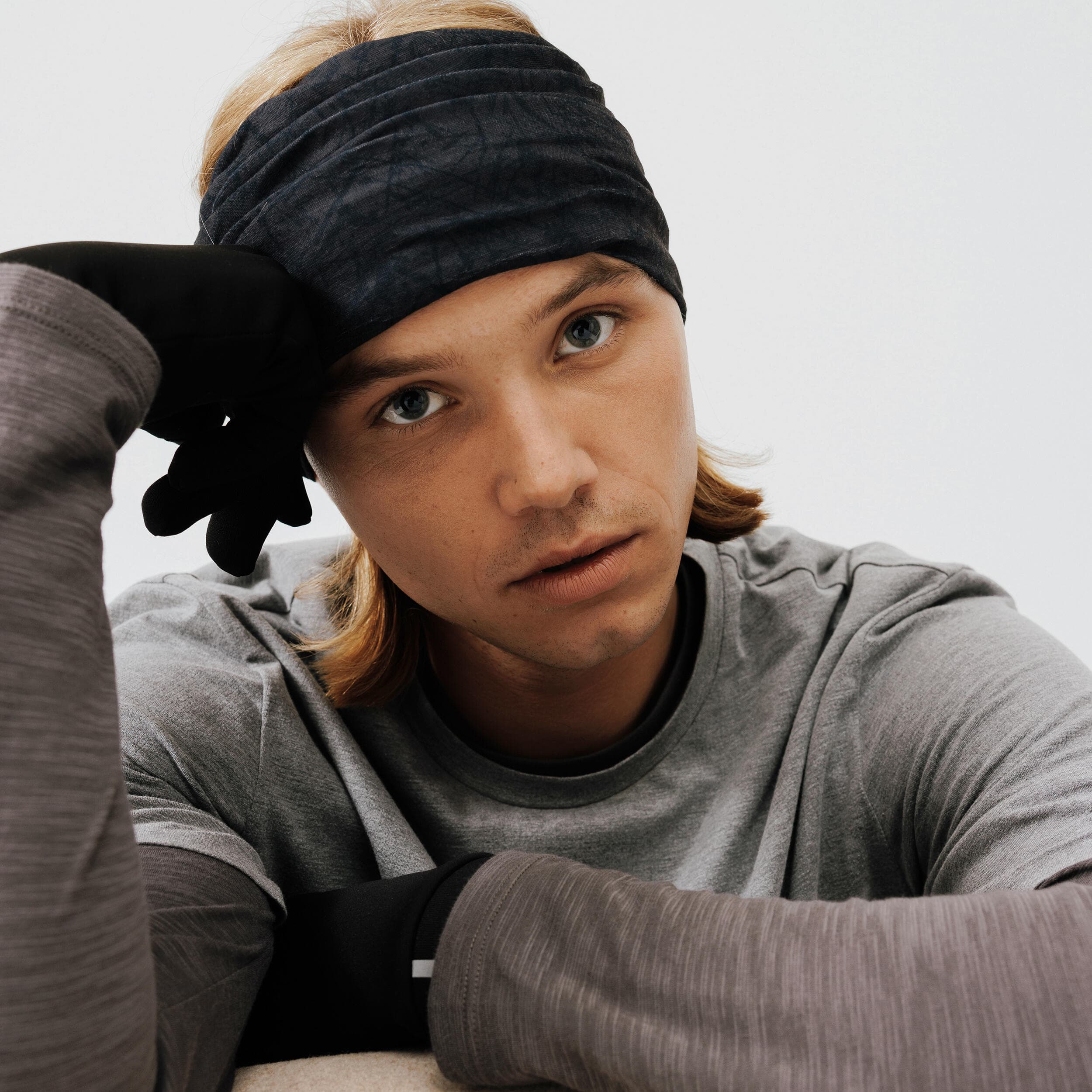 دستمال سر باندانا کالنجی دکتلون Kalenji Running bandana – Black/ Gray — تصویر ۲