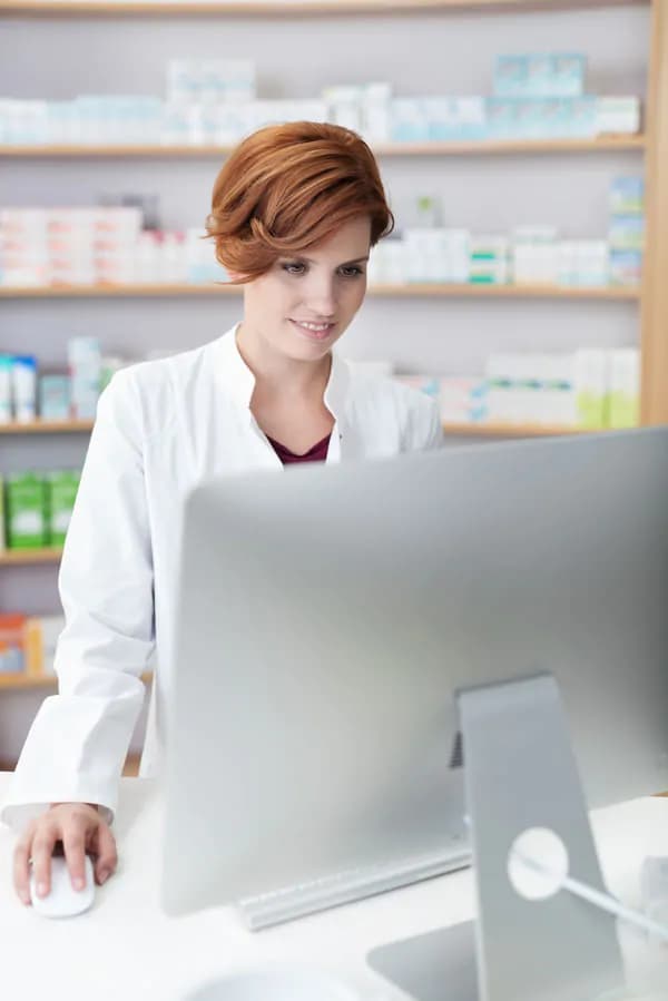عکس استوک داروساز در داروخانه