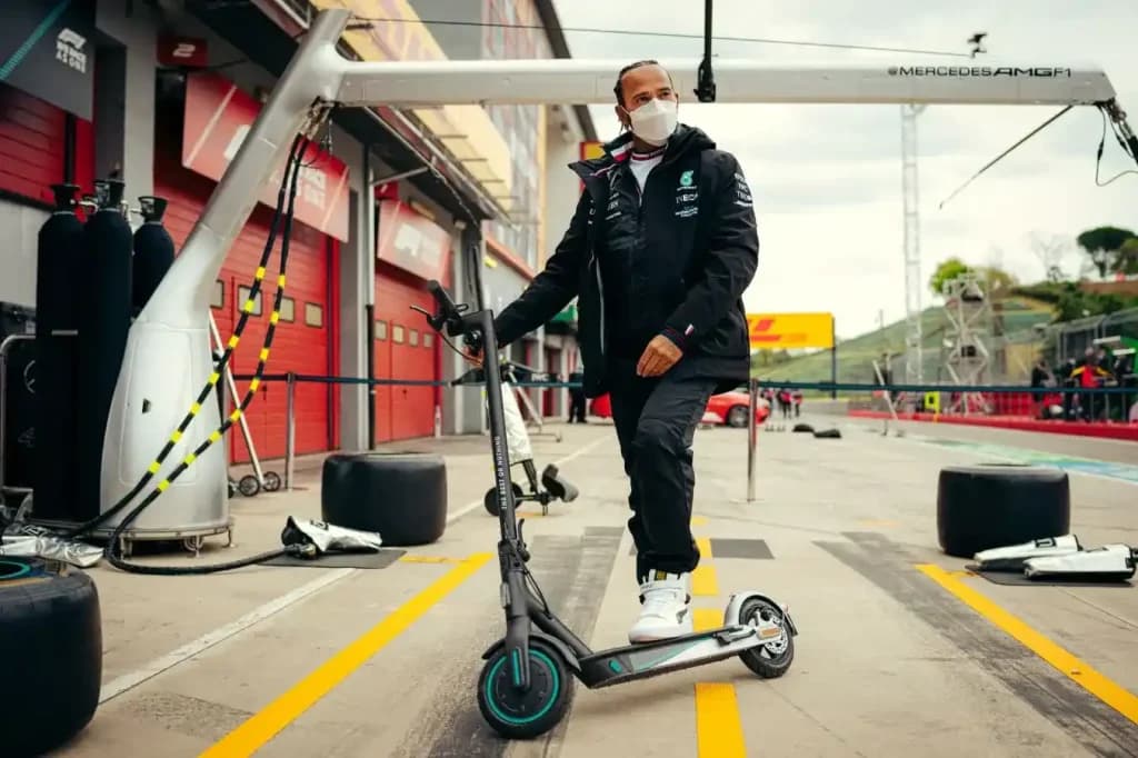 اسکوتر برقی شیائومی مرسدس بنز Mi Electric Scooter Pro 2 Mercedes-AMG Petronas F1 — تصویر ۴