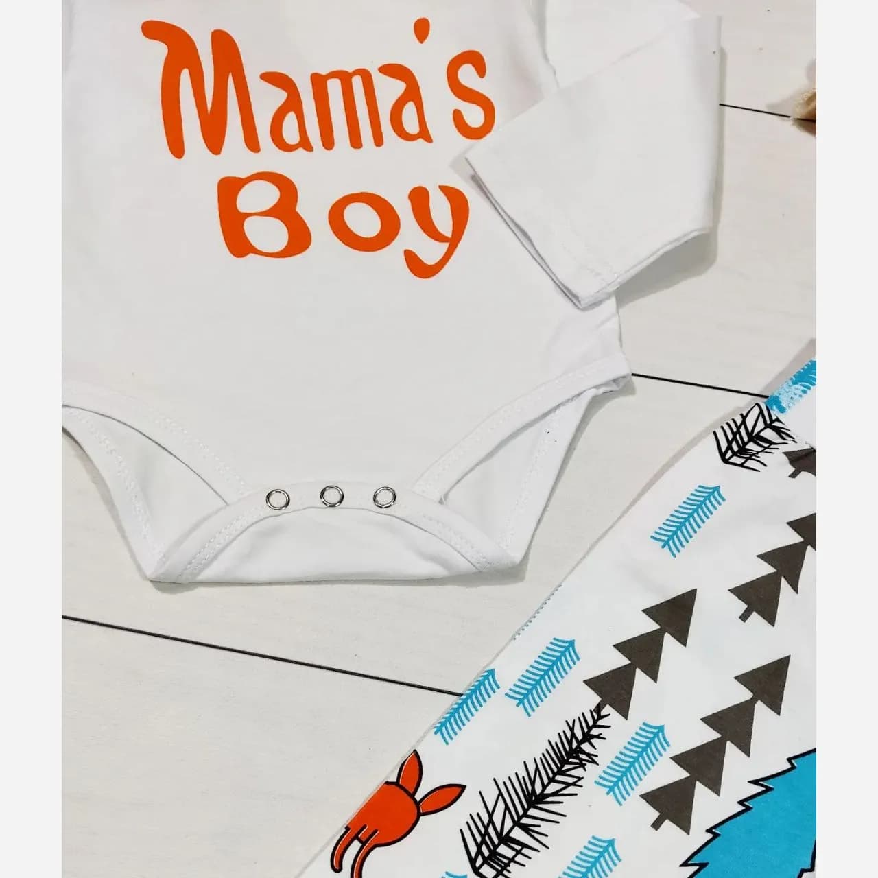 ست لباس سه تکه نوزادی پسرانه طرح Mama’s boy جنس نخ پنبه ضد حساسیت سایز 6 ماه تا 2 سال — تصویر ۵
