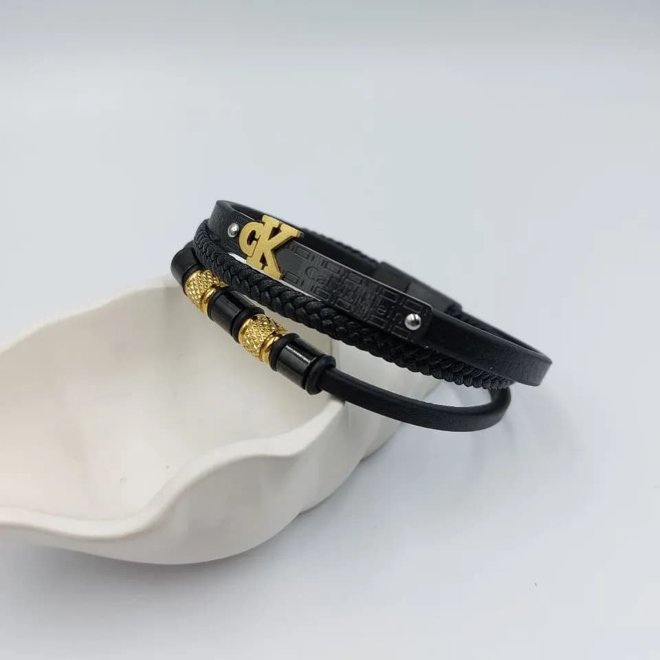 دستبند چرمی مردانه ck کلوین کلاسیک قفل استیل طلایی رنگ ثابت کد zmp 9583130 — تصویر ۲