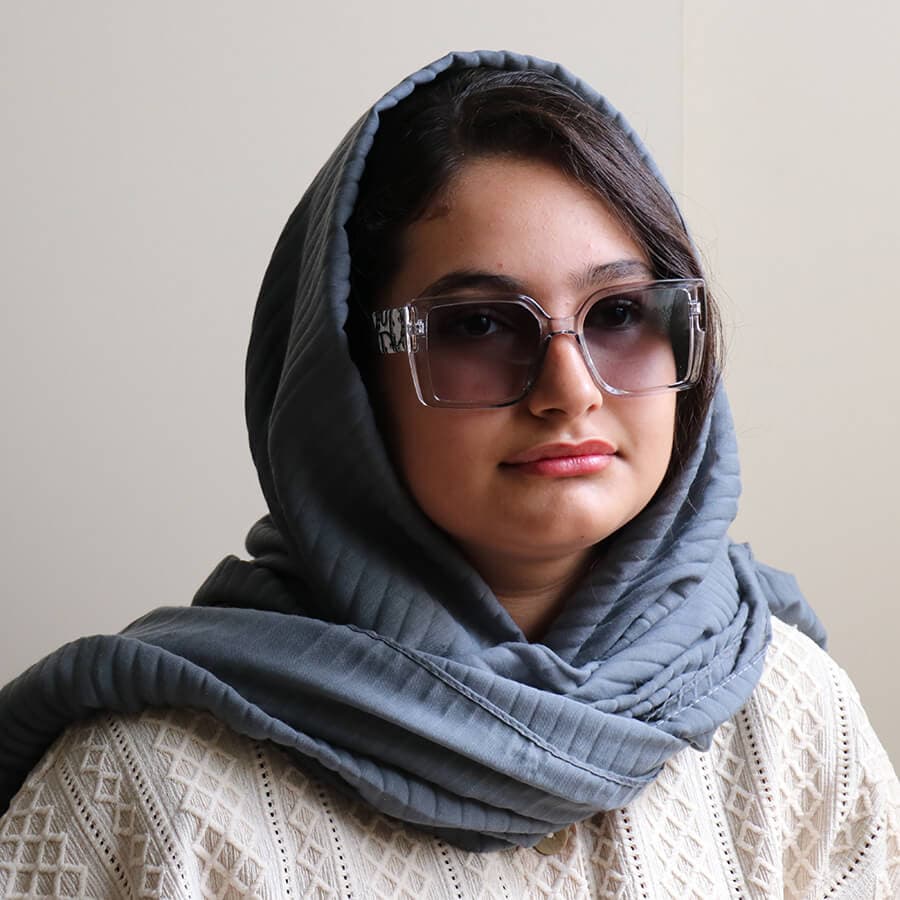 عینک آفتابی زنانه دیور با فریم رنگ قهوهای، شکل مربعی، دسته پهن و لنز قهوهای سایه روشن مدل 6818 — تصویر ۷