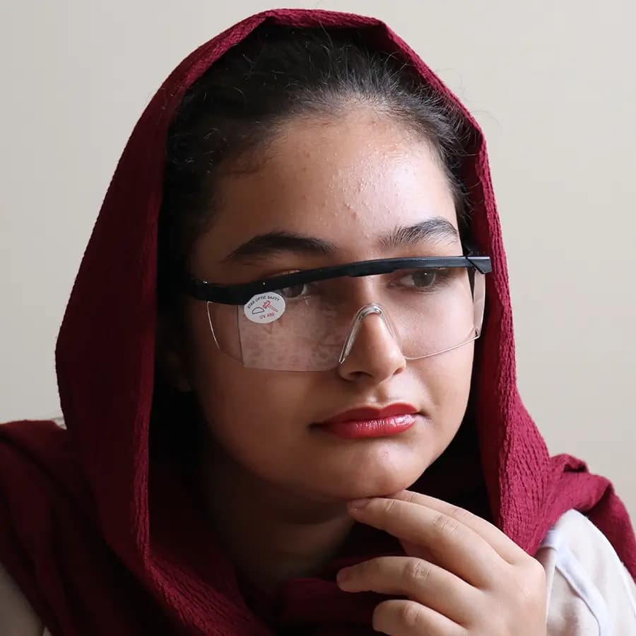 عینک کار و ایمنی با فریم شفاف، دسته مشکی رنگ و لنز بی رنگ مدل 307 — تصویر ۲