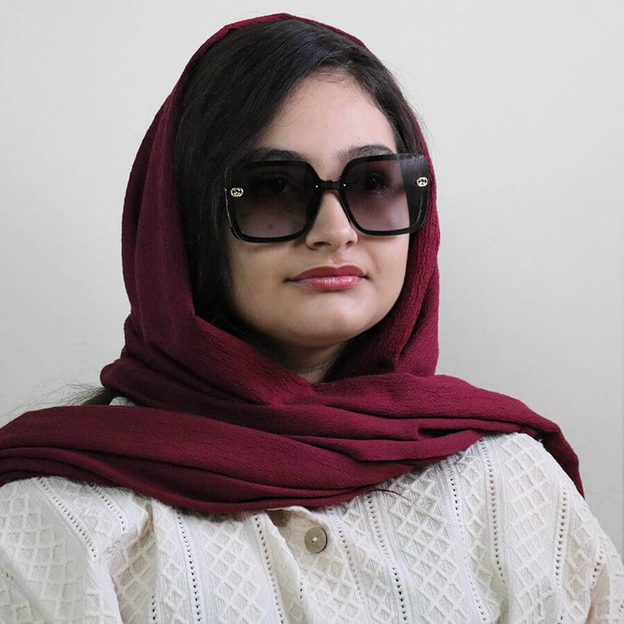 عینک آفتابی زنانه GUCCI با فریم مشکی رنگ، شکل مربعی و دسته طوسی و لنز قهوه ای هایلایت مدل 6031 — تصویر ۸