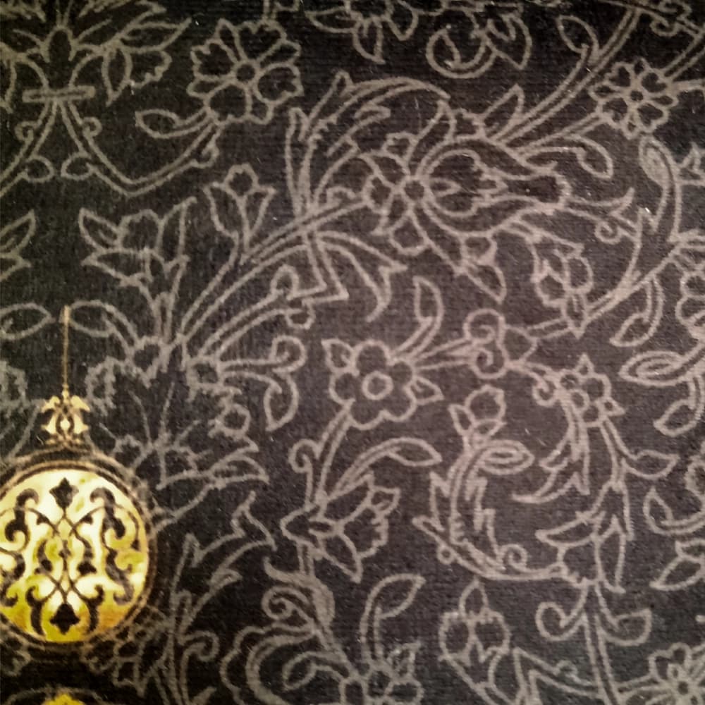 کتیبه محرم عمودی مخمل احب الله من احب حسینا کد50127 — تصویر ۲
