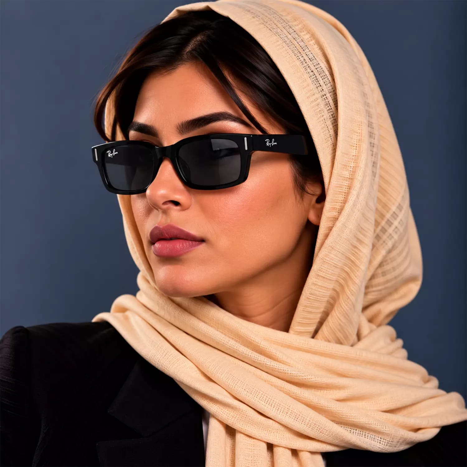 عینک آفتابی ری بن زنانه فریم مستطیل مشکی RB 2190/1 — تصویر ۶
