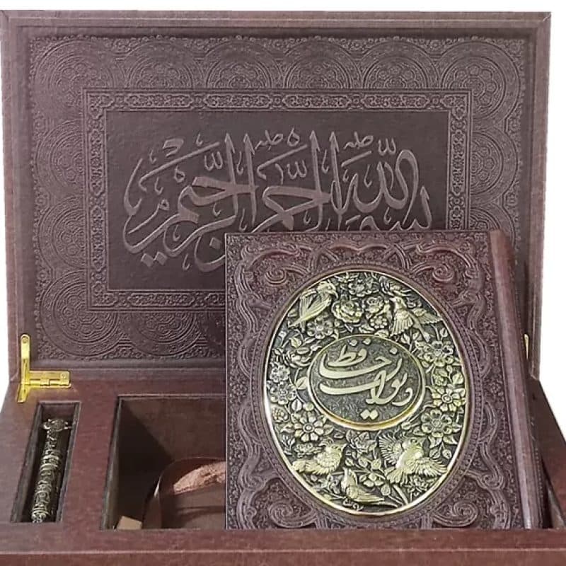 دیوان حافظ وزیری گلاسه چرم جعبه دار پلاک فلزی طرح مس با خودکار مس — تصویر ۵