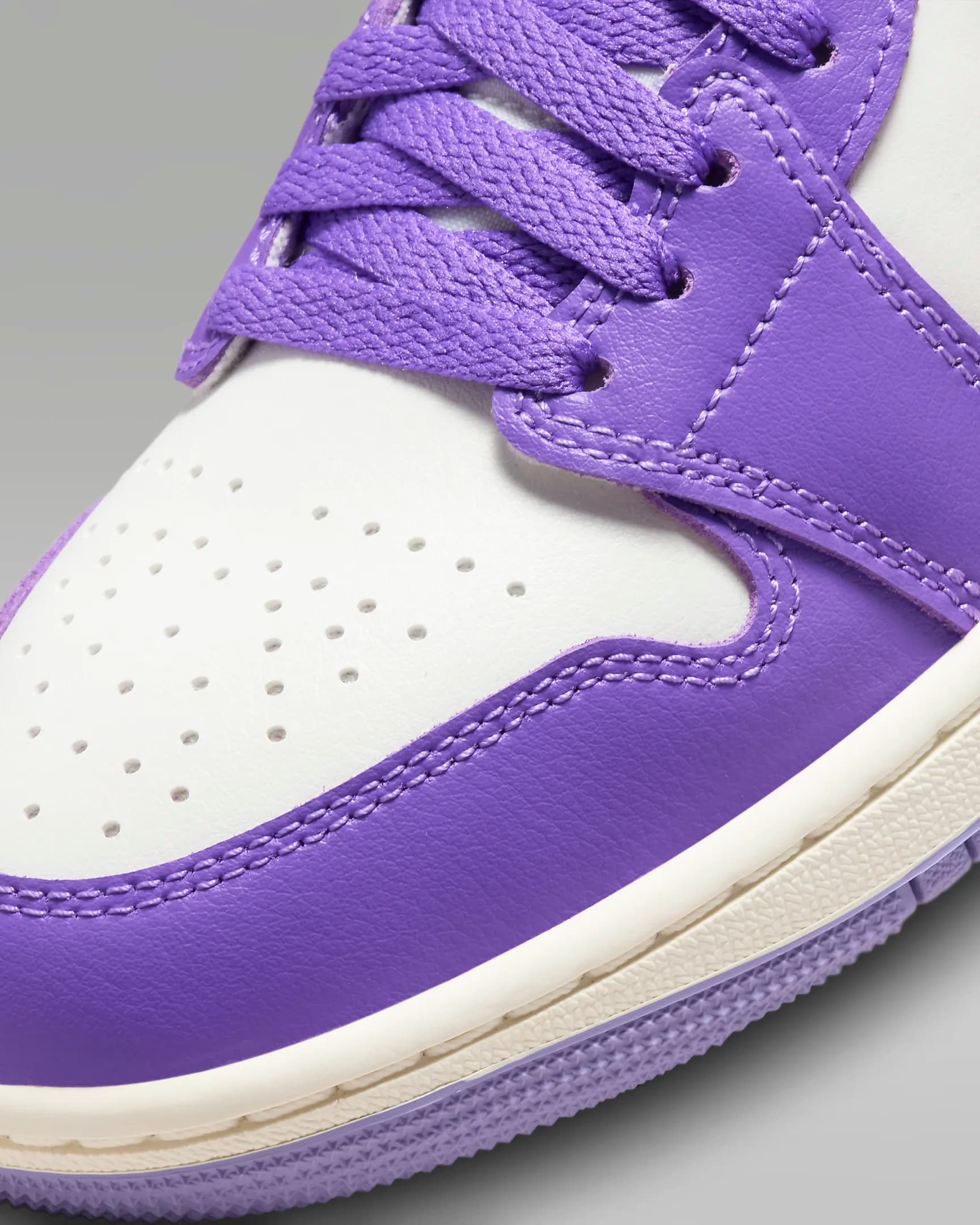 کفش زنانه نایک اورجینال-سفیدوبنفش NikeAir Jordan 1 Mid — تصویر ۸