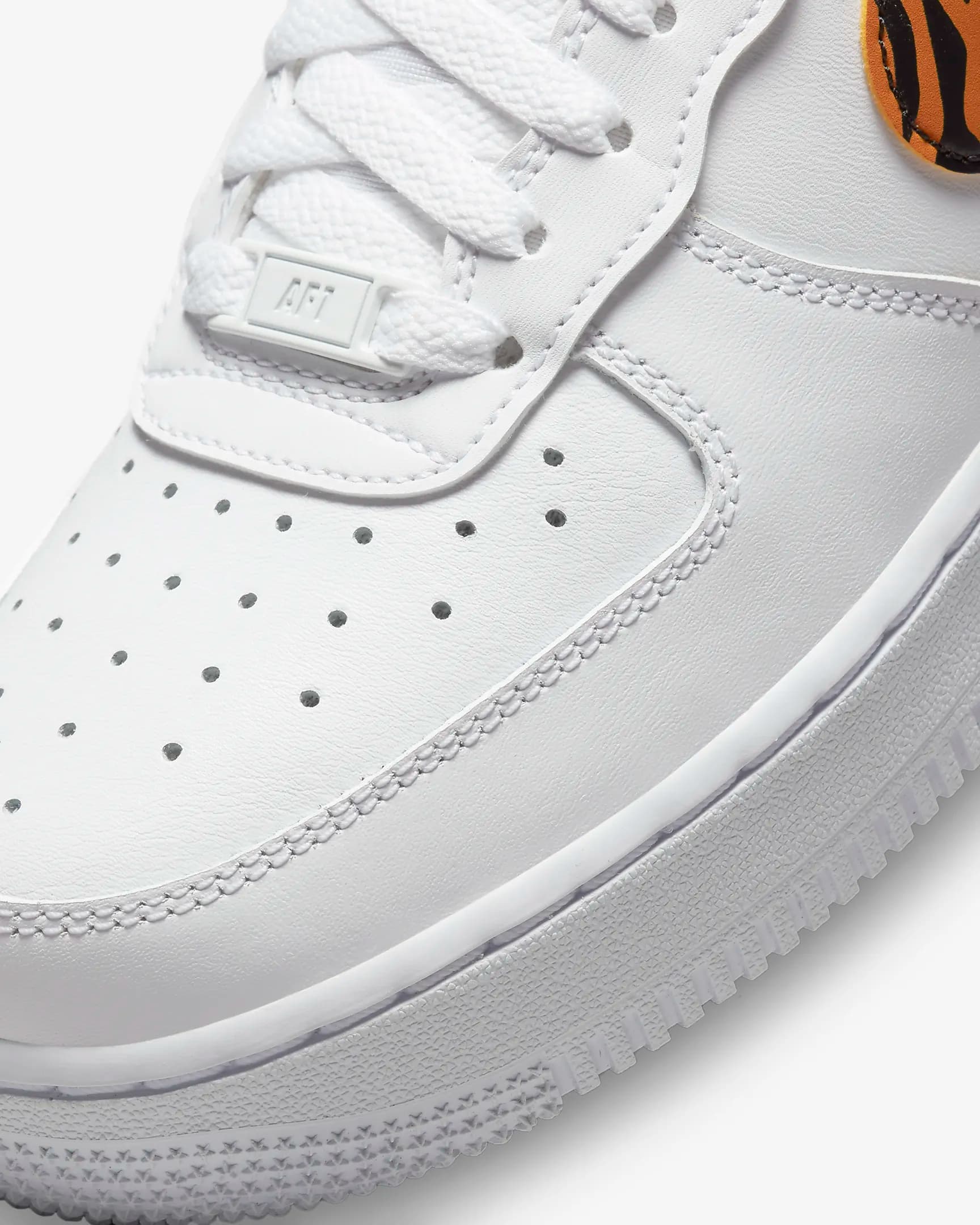کفش زنانه نایک اورجینال-سفیدونارنجی Nike Air Force 1 ’07 — تصویر ۸