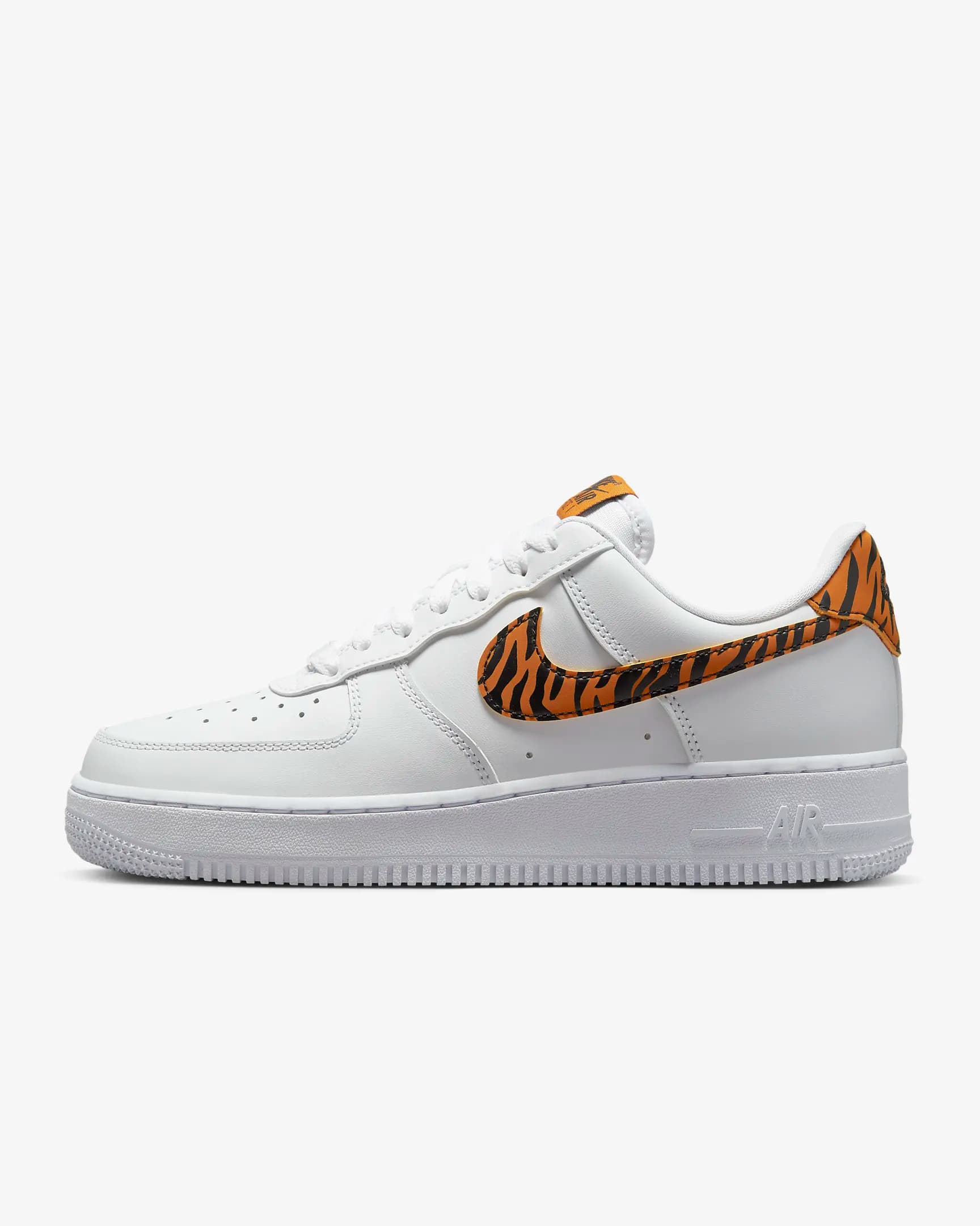 کفش زنانه نایک اورجینال-سفیدونارنجی Nike Air Force 1 ’07 — تصویر ۲