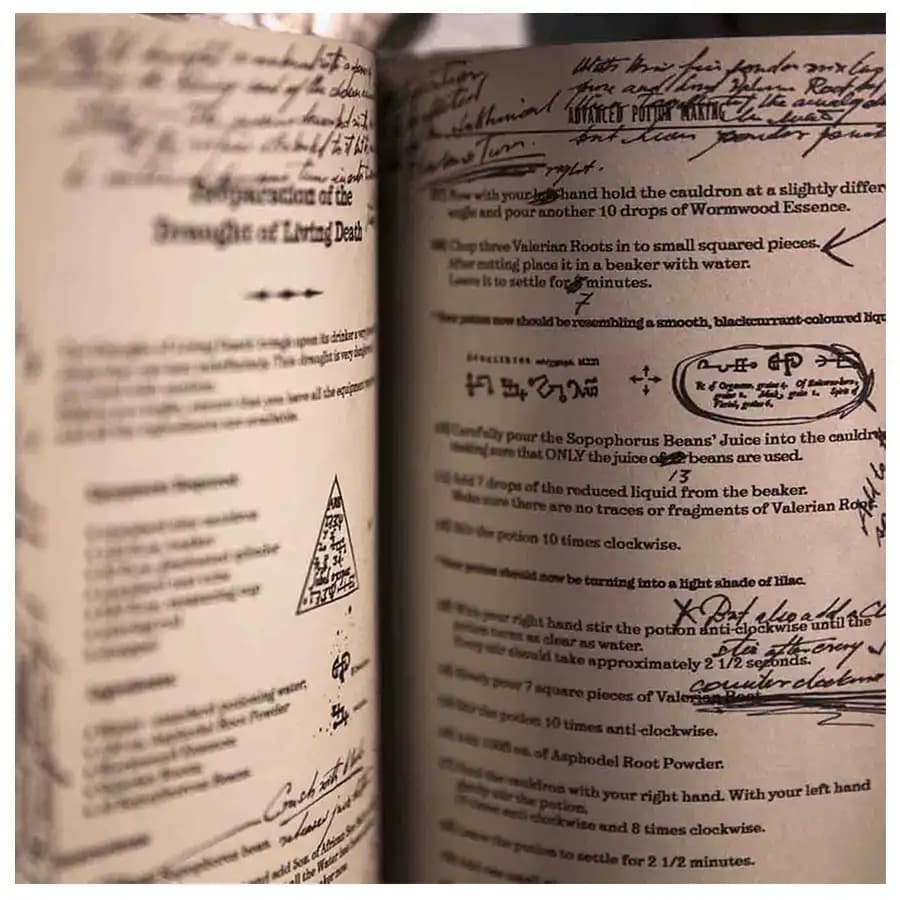 کتاب Advanced Potion Making شاهزاده دورگه هری پاتر اثر جی کی رولینگ — تصویر ۲