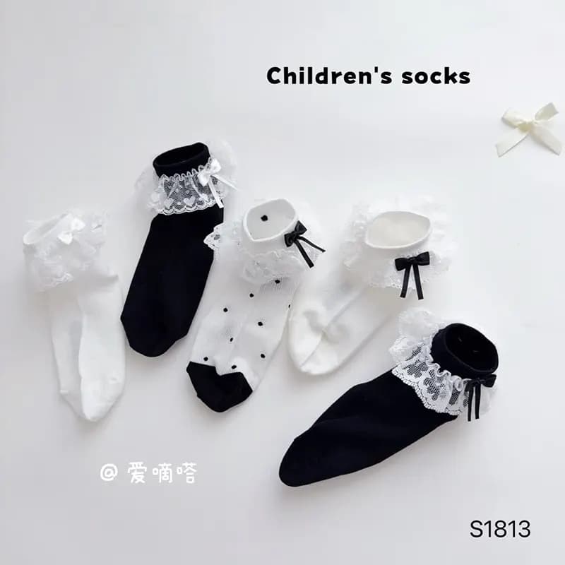 جوراب مجلسی دخترانه گیپور دار طرح black white (مناسب کودکان 2 تا 10 سال) — تصویر ۲
