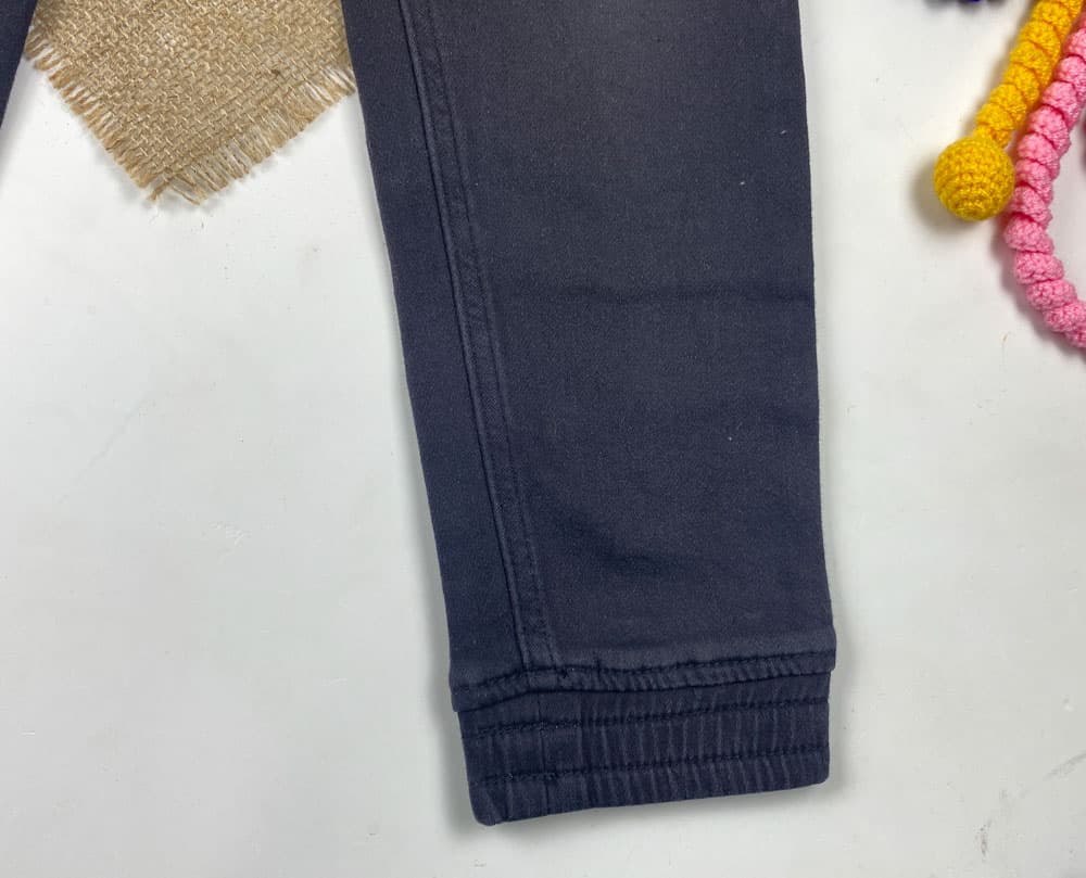 شلوار جین اسلش برند pepperts طرح پایین کش دار کمربند زرد دار مشکی رنگ — تصویر ۳