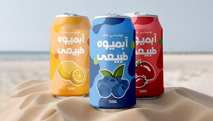 فایل لایه باز موکاپ قوطی نوشیدنی و آبمیوه در ساحل دریا