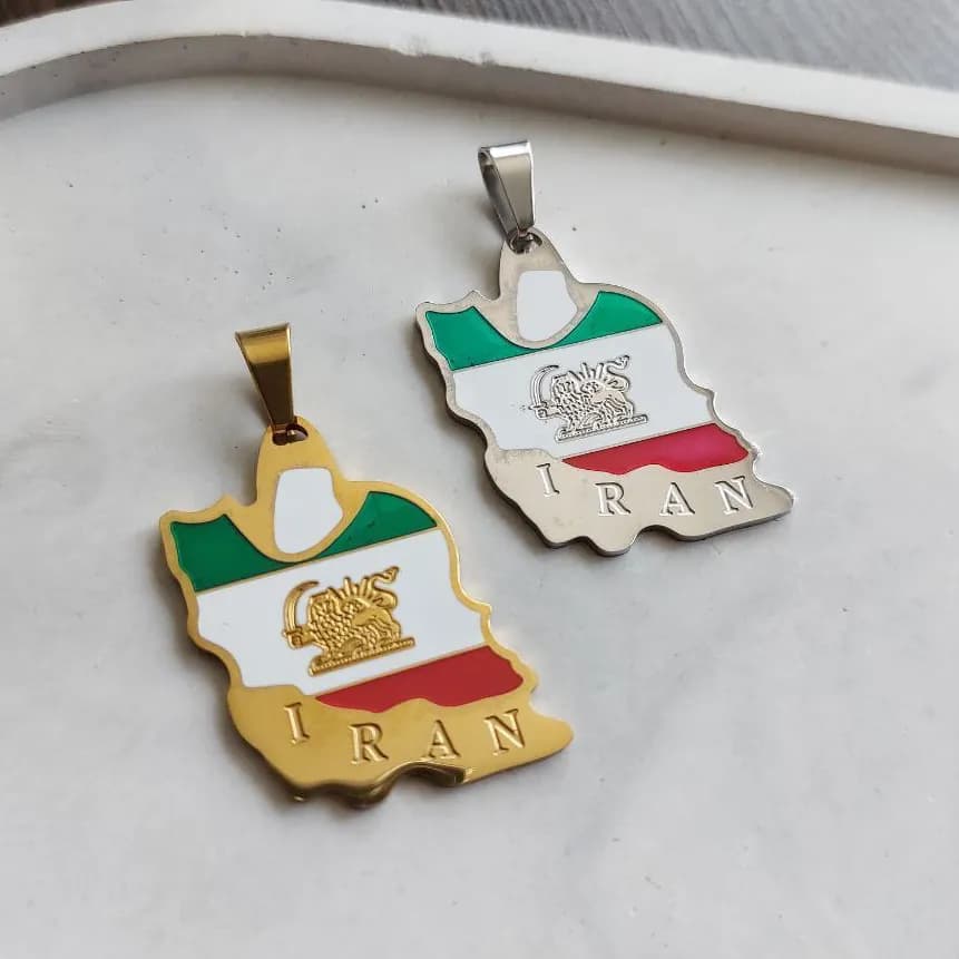 پلاک گردنبند نقشه ایران با نقش شیر و خورشید و متن iran در دو رنگ طلایی و نقره ای جنس استیل آبکاری نقره کد zmp156 — تصویر ۲