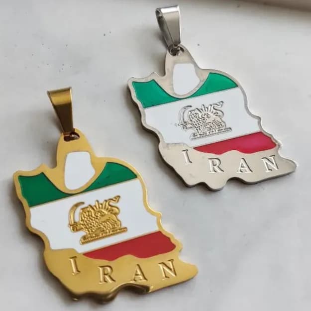 پلاک گردنبند نقشه ایران با نقش شیر و خورشید و متن iran در دو رنگ طلایی و نقره ای جنس استیل آبکاری نقره کد zmp156