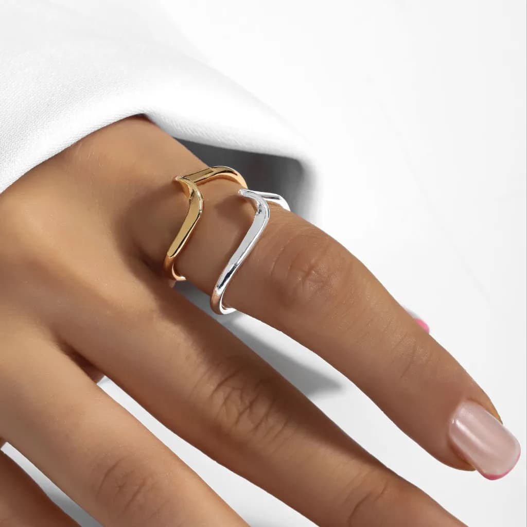 انگشتر زنانه / دخترانه فری سایز free size مدل مینیمال در دو رنگ طلایی و نقره ای جنس آبکاری نقره رنگ ثابت کد zmp — تصویر ۲