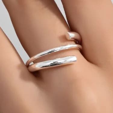 انگشتر زنانه / دخترانه فری سایز free size مدل 3 لاین رنگ نقره ای مناسب روزمره جنس آبکاری نقره رنگ ثابت کد zmp