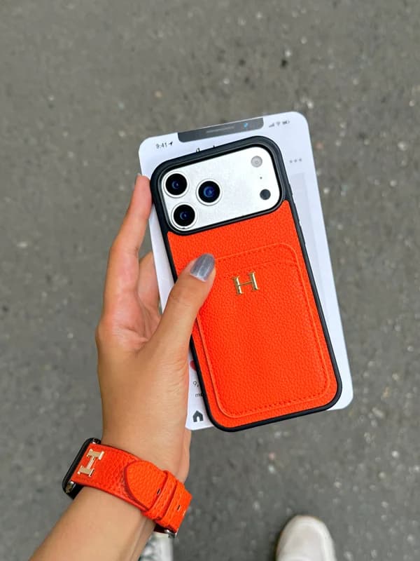 قاب طرح هرمس مدل جاکارتی نارنجی گوشی آیفون 17 پرومکس — تصویر ۲