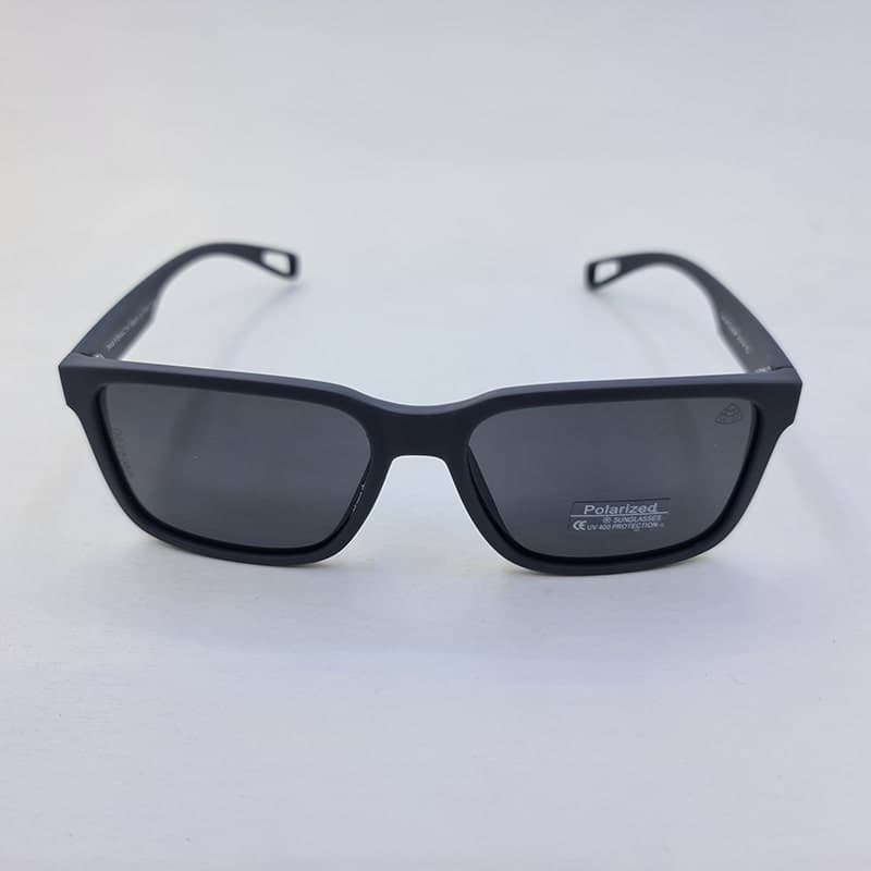 عینک آفتابی پلاریزه با فریم مربعی، رنگ طوسی مات و لنز دودی تیره برند میباخ مدل D22809P — تصویر ۳