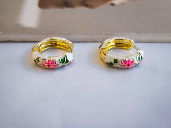 گوشواره طرح گل سفید میناکاری کد 10681 — تصویر ۴