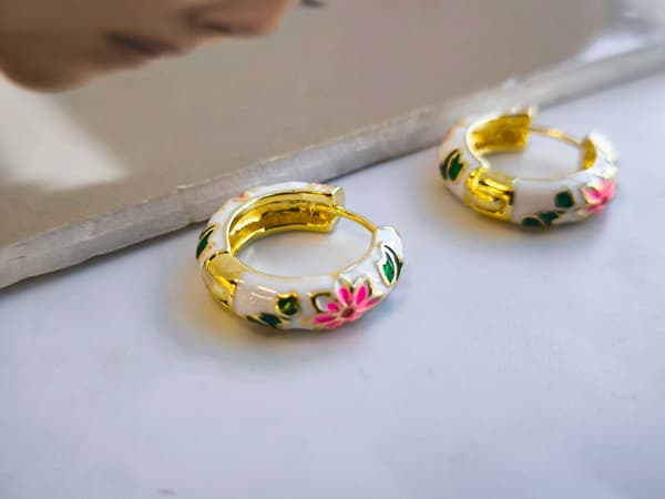 گوشواره طرح گل سفید میناکاری کد 10681 — تصویر ۳